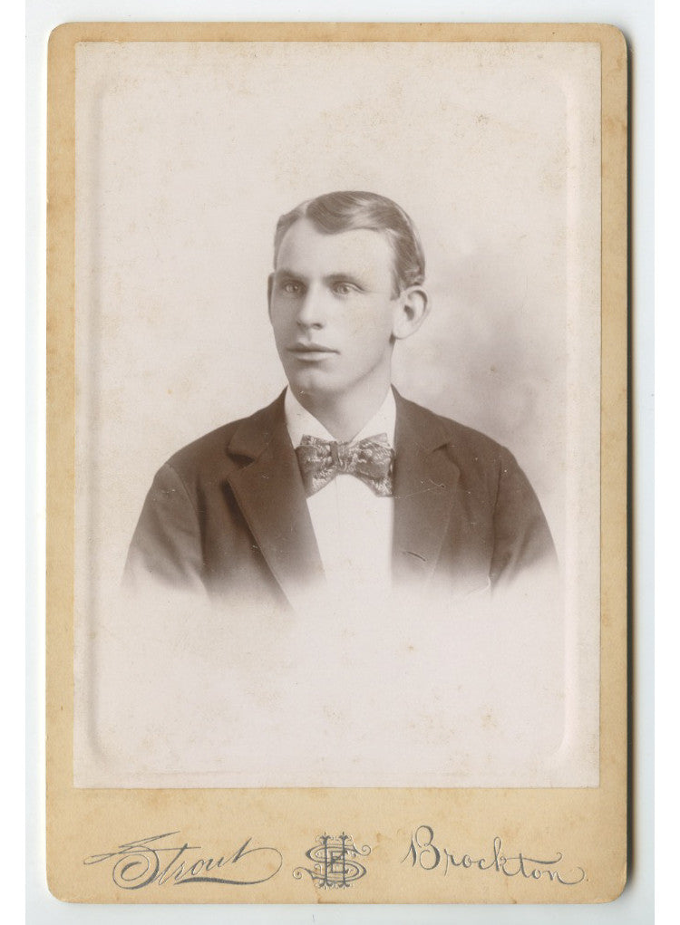 CAB CARD PHOTO MAN W/ BOW TIE FROM BROCKTON, MASS, BY STROUT, GRAPHIC BACK
