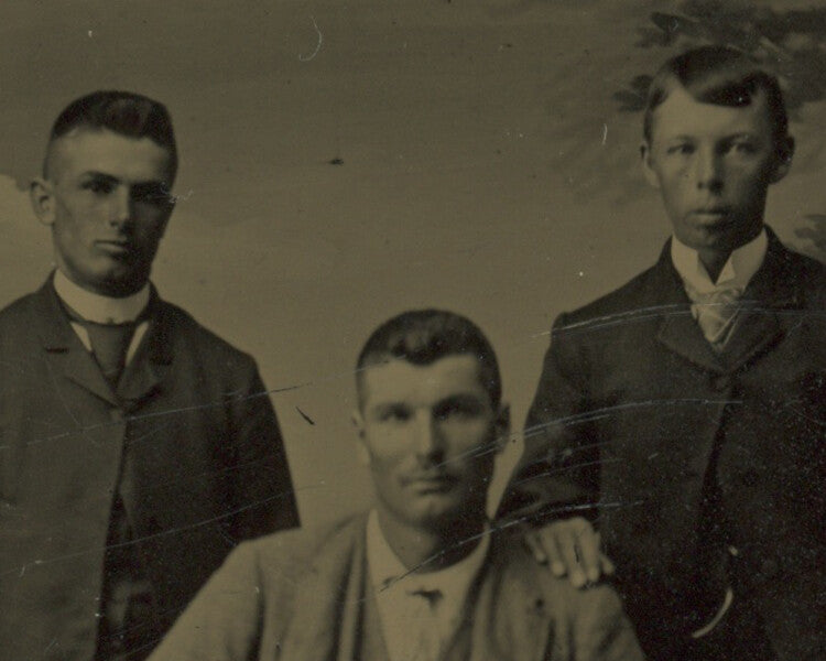 GROUP PHOTO 3 MEN/BROTHERS SHOWING AFFECTION, TINTYPE STUDIO PORTRAIT, 1/6 PLATE