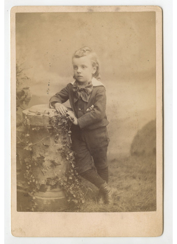 CAB CARD PHOTO BOY W/ BOW FROM DAYTON, OH, BY BRADLEY, GRAPHIC BACK