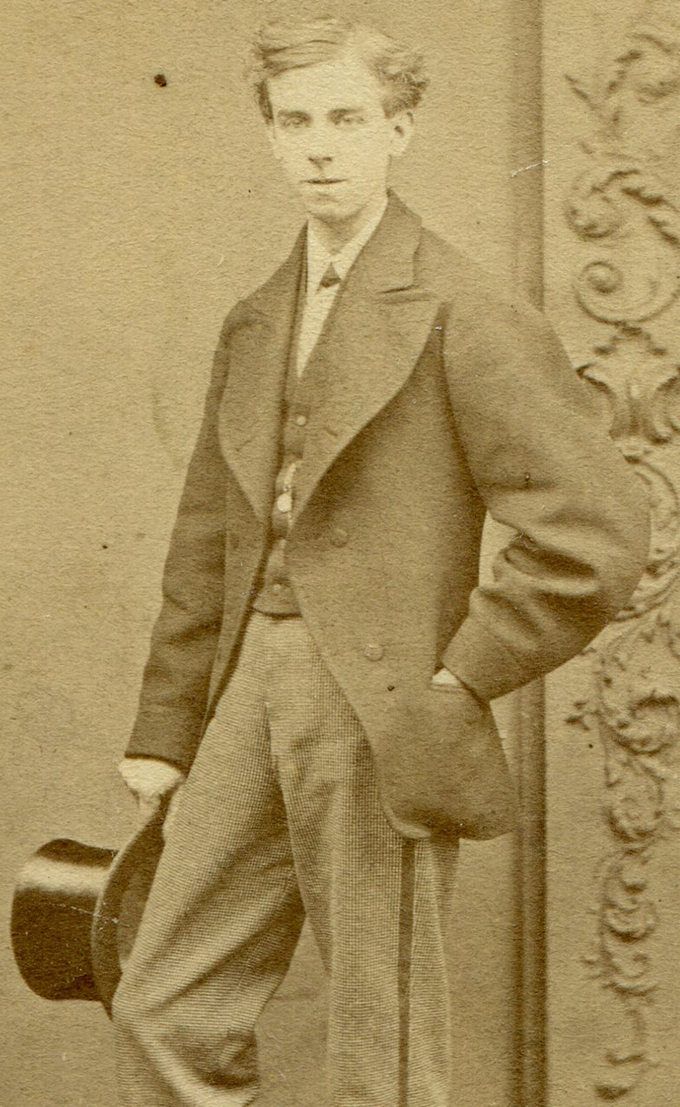 SKINNY YOUNG MAN IN LOOSE SUIT W/TOP HAT. CDV. BRADFORD.