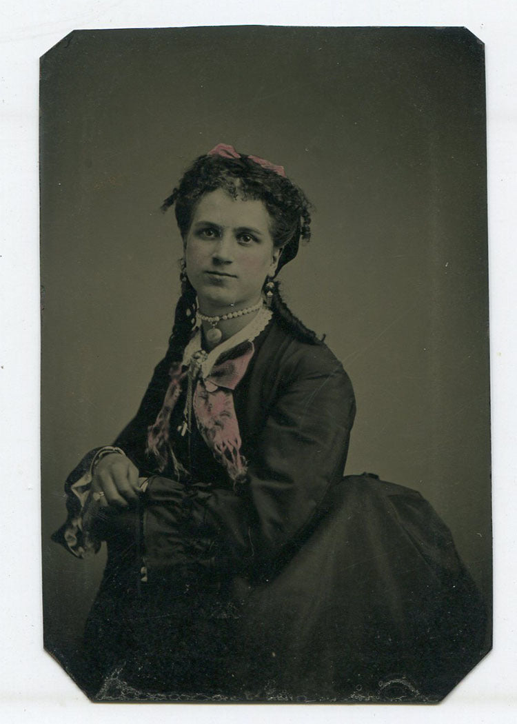 WOMAN IN CLASSIC POSE. BEAUTIFUL JEWELRY AND TINTING. TINTYPE.