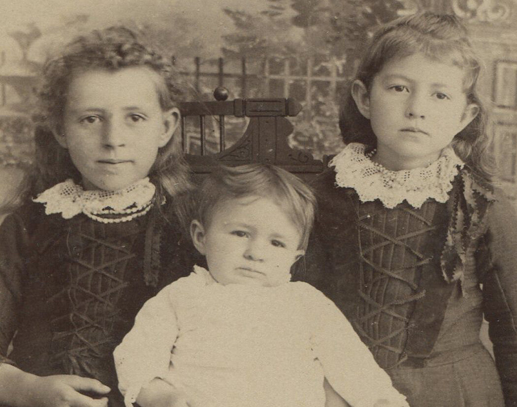 THREE YOUNG SIBLINGS. CABINET CARD BY M.S. EASTMAN.
