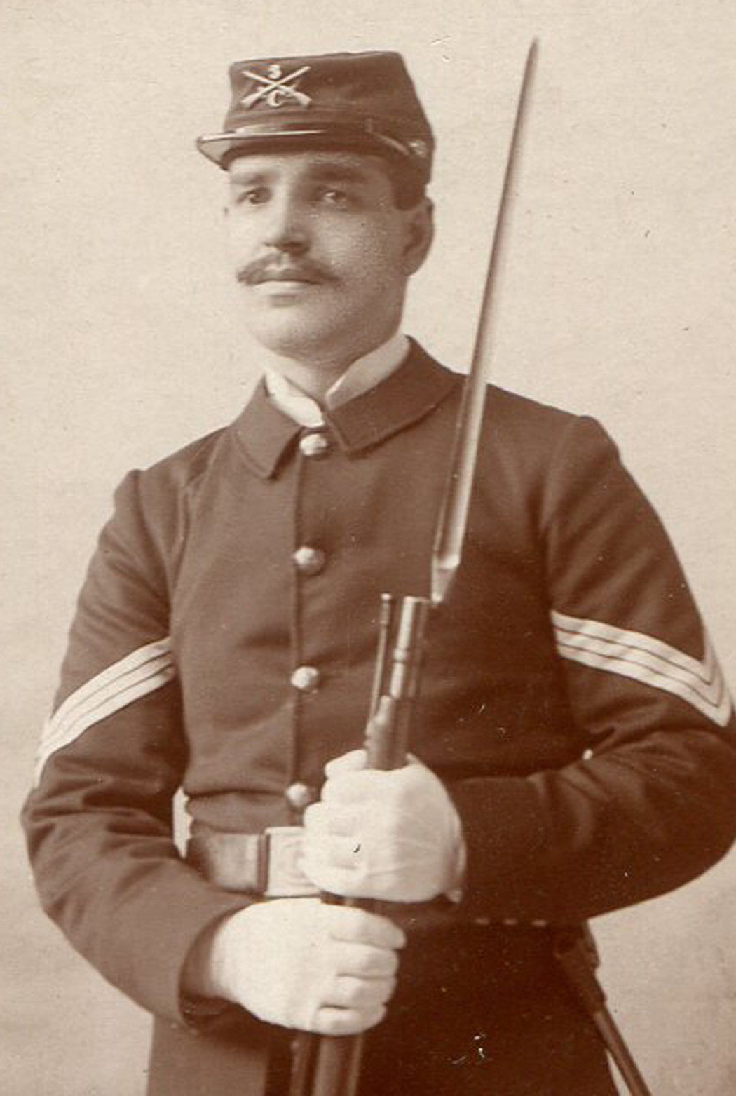 SOLDER IN UNIFORM WITH RIFLE, SPANISH AMERICAN WAR. CABINET CARD.