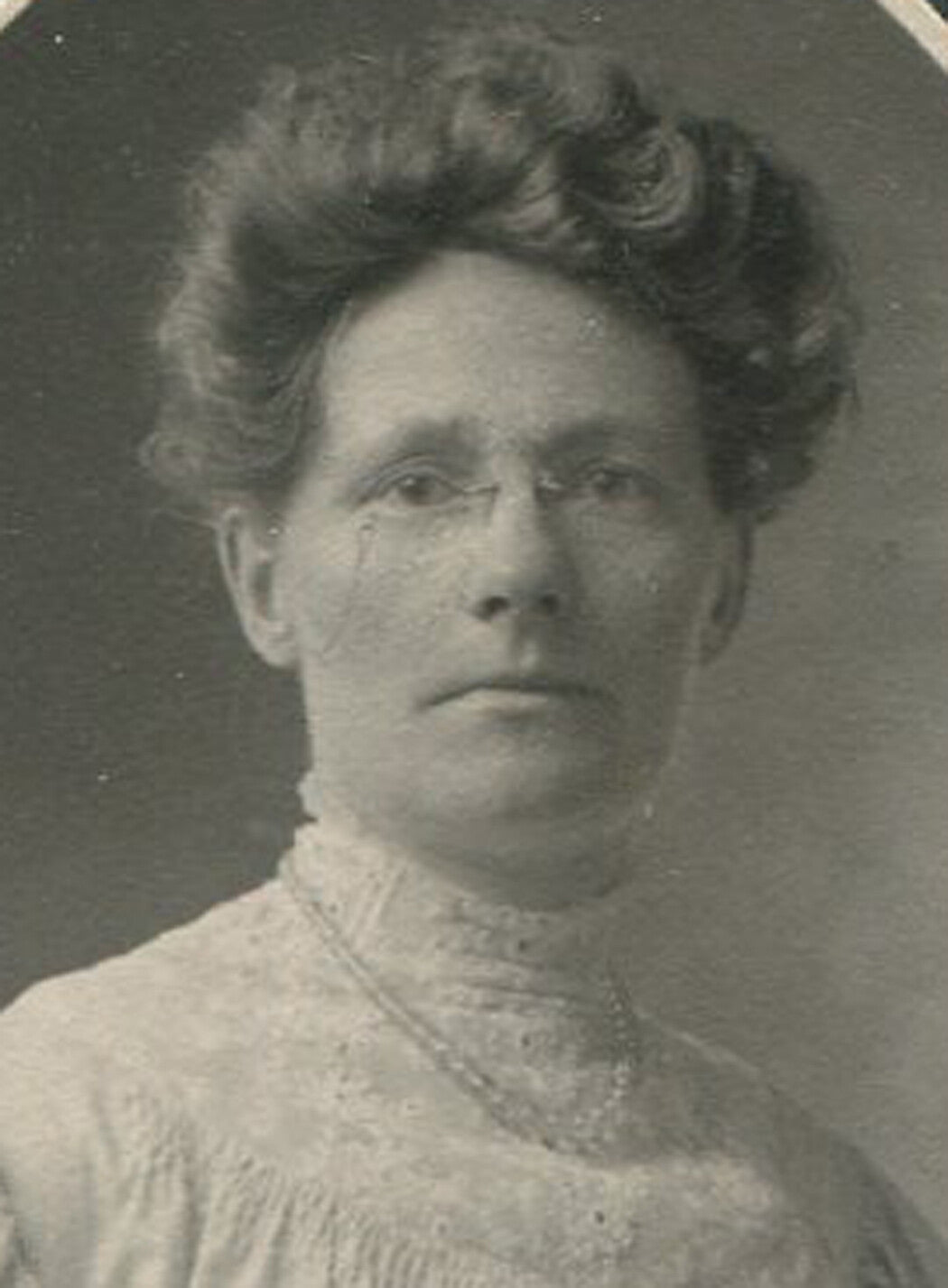 WOMAN W/READING GLASSES. OVAL SILVER PRINT ON CARD.