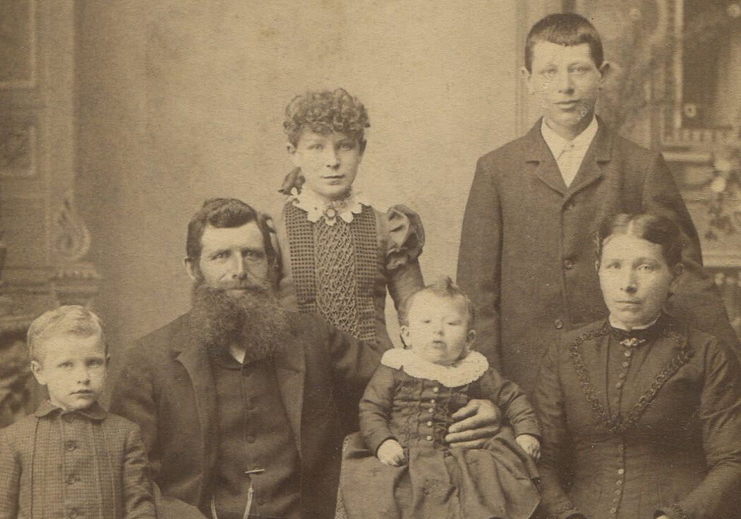 FATHER W/HUGE BEARD,FOUR CHILDREN, TIRED MOTHER. CABINET CARD. LYONS, IOWA.