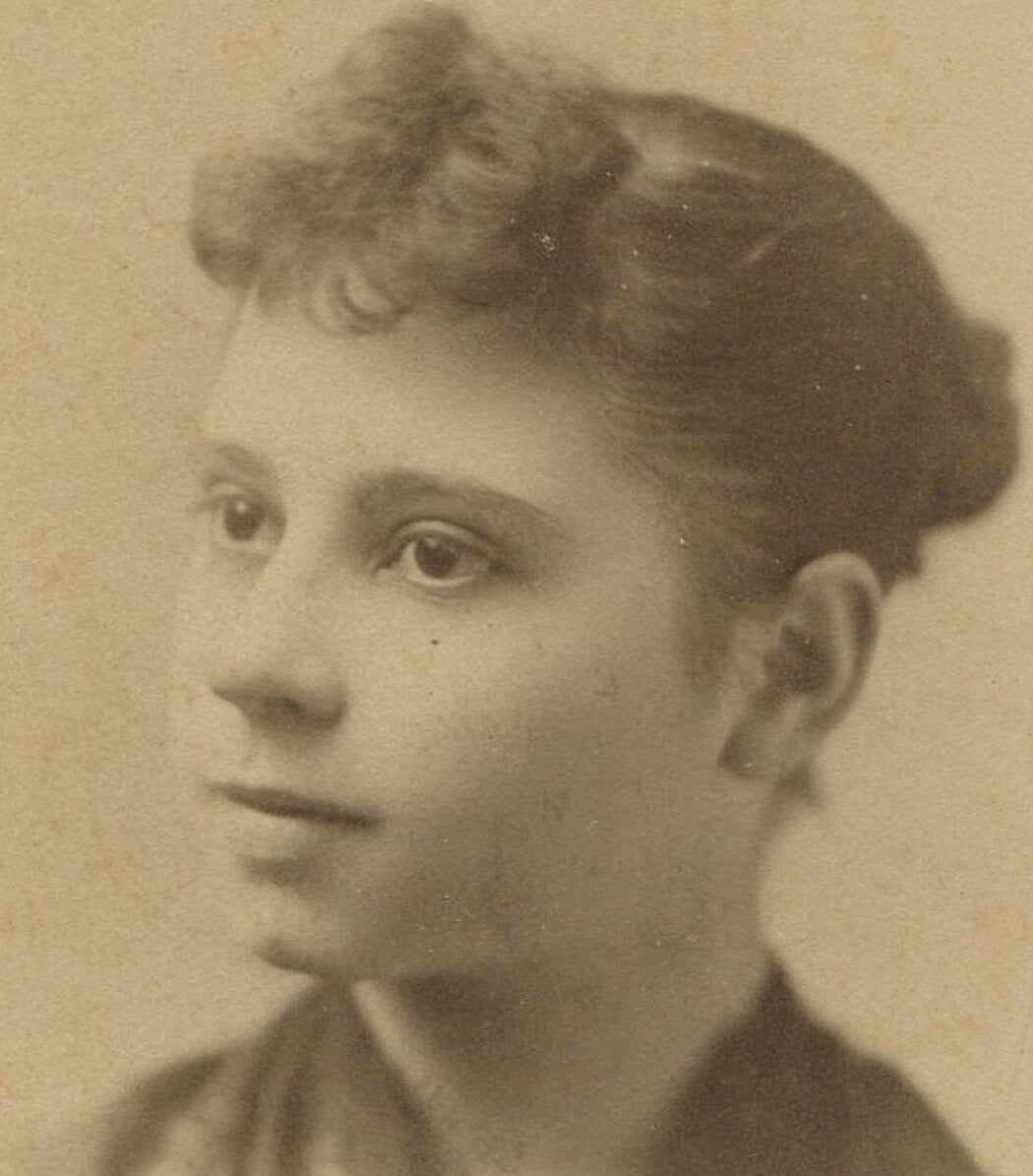 BRIGHT EYED WOMAN WITH PUFFY BANGS. CABINET CARD. ST LOUIS, MO.