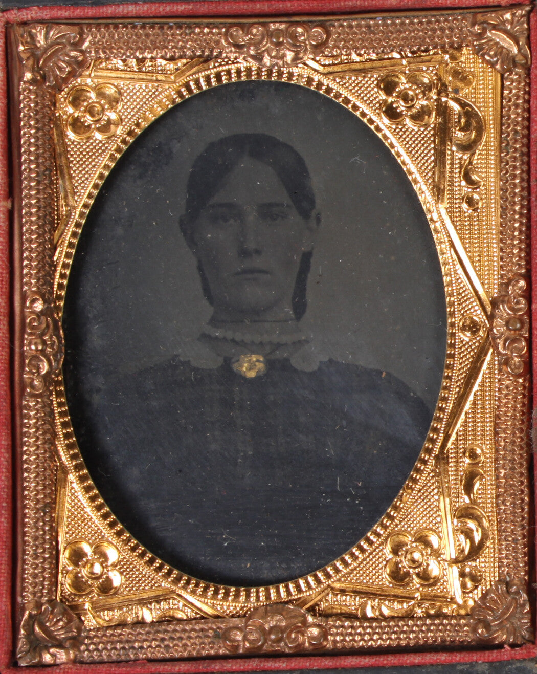 WOMAN, EXPRESSIONLESS, TINTED JEWELRY. 9TH PLATE TINTYPE, FULL CASE.