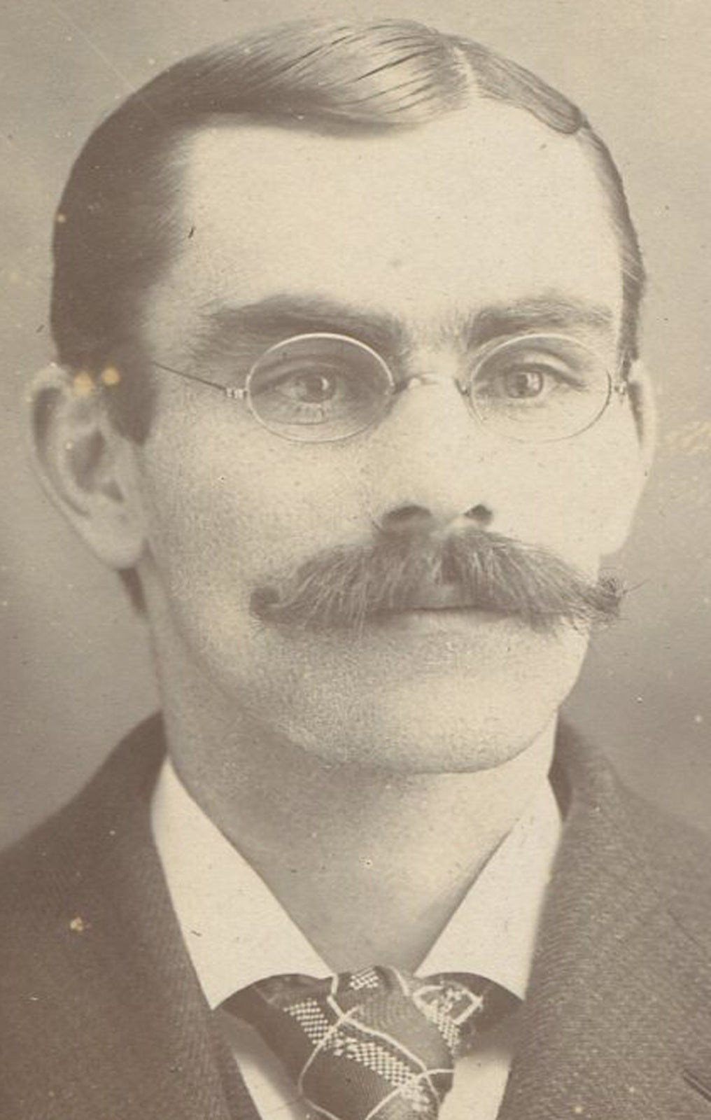 MAN W /GLASSES, THICK MUSTACHE. PROFESSORIAL. CABINET CARD.