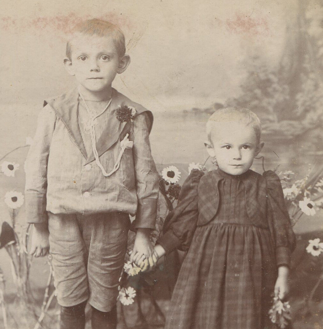 SWEET SIBLINGS HOLDING HANDS, FLOWERS. CABINET CARD. DETROIT, MICHIGAN.
