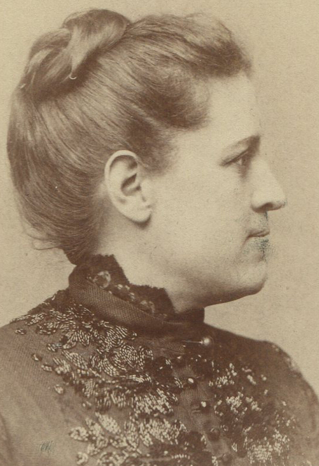 WOMAN, RARE PROFILE POSE. CABINET CARD.