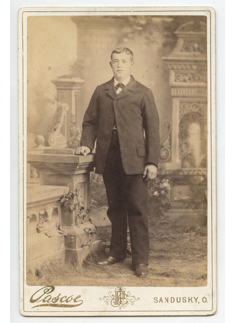 CAB CARD PHOTO MAN FROM SANDUSKY, OH, BY PASCOE, GRAPHIC BACK
