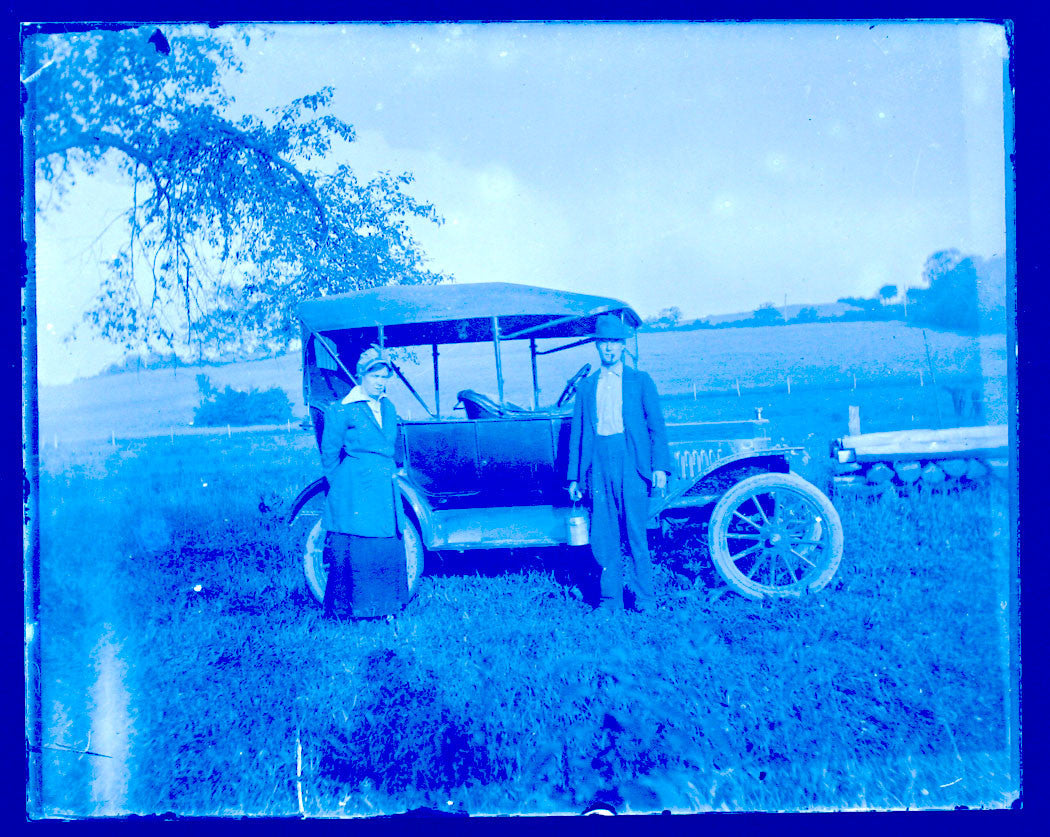 ANTIQUE AUTOMOBILE 1906. COUPLE STANDING IN FIELD WITH CAR. 4X5 GLASS NEGATIVE.