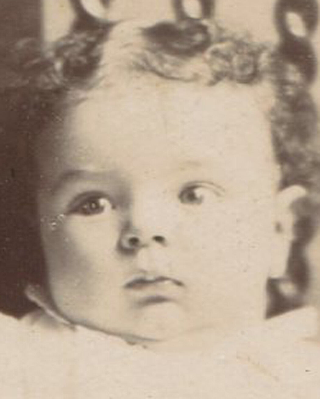 WIDE EYED BABY LOOKING FOR MOM. ODD POSING CHAIR. CABINET CARD.