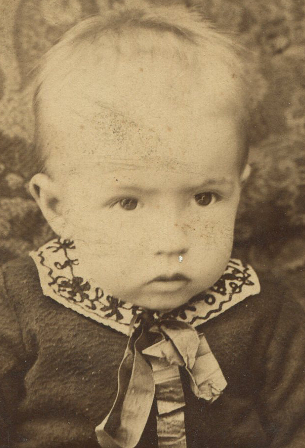 POUTY TODDLER POSED ON CHAIR. 1890. CABINET CARD, PITTSBURGH, PA.