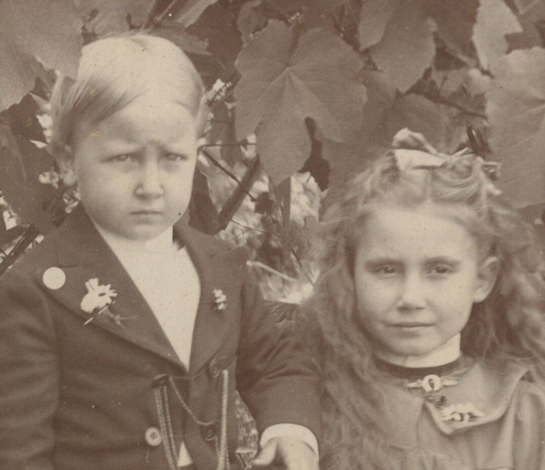 CUTE SIBLINGS, BROTHER + SISTER, GREAT OUTFITS, PHOTO