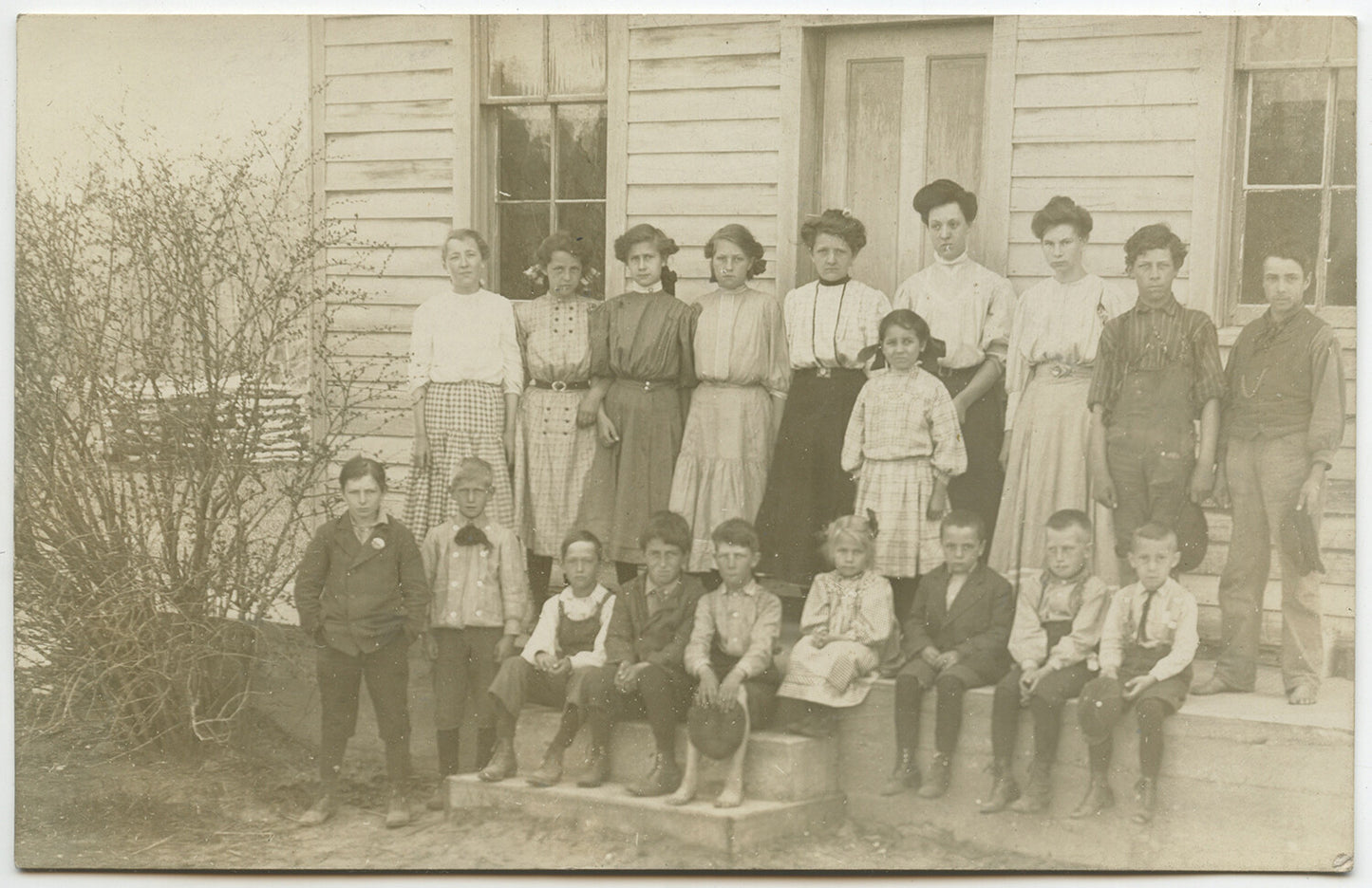 VINT GROUP PHOTO, SCHOOL HOUSE W/ STUDENTS + TEACHER OUTDOORS