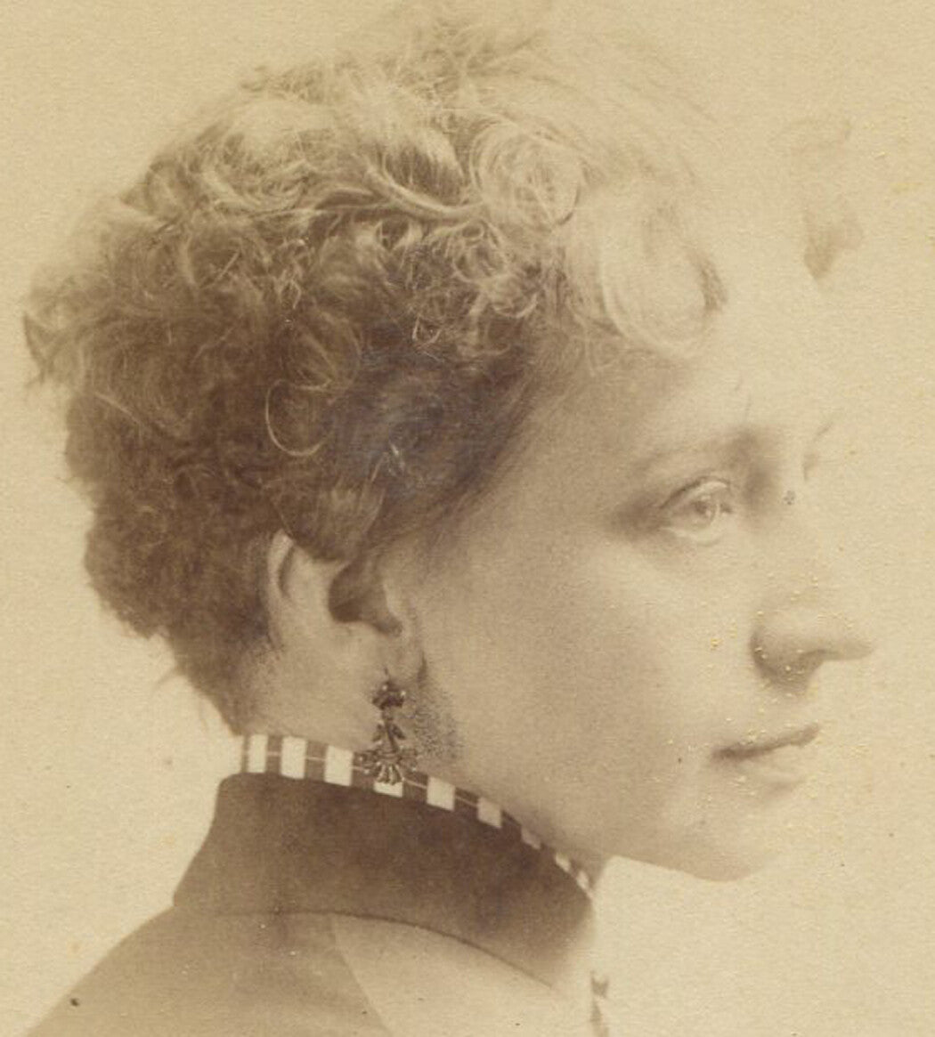 BEAUTIFUL WOMAN IN DRAMATIC PROFILE. CABINET CARD. N.Y.