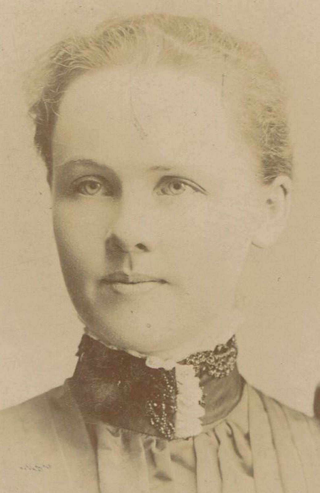 WOMAN W/HIGH ORNATE COLLAR. CABINET CARD. APPLETON, WIS.