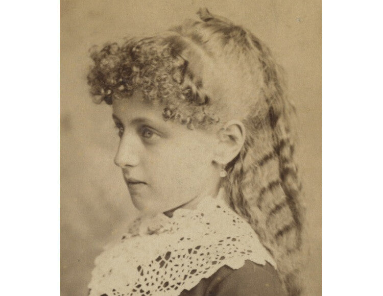 PITTSBURGH, PA, PHOTO BY MORRIS, GIRL W/ CURLS/WAVY LONG HAIR