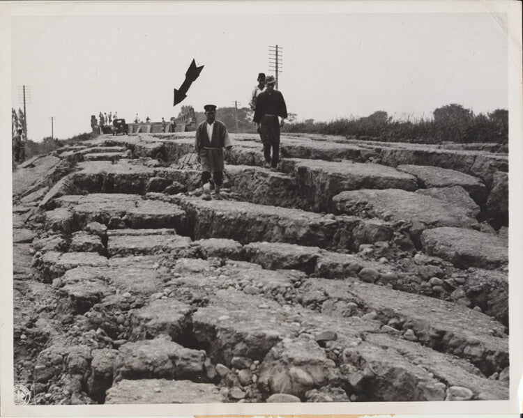 1943 PHOTO OF EARTHQUAKE AFTERMATH W/ VINTAGE CARS - FUKUI, JAPAN
