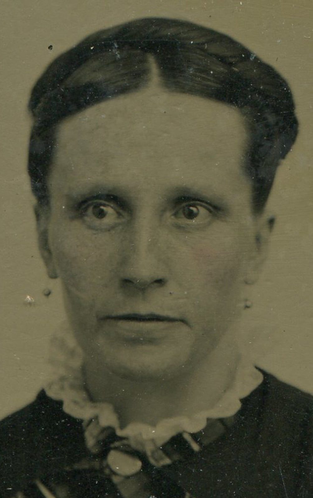 WOMAN W/ MURDER IN HER EYES. TINTED TINTYPE, PERIOD PAPER MAT.