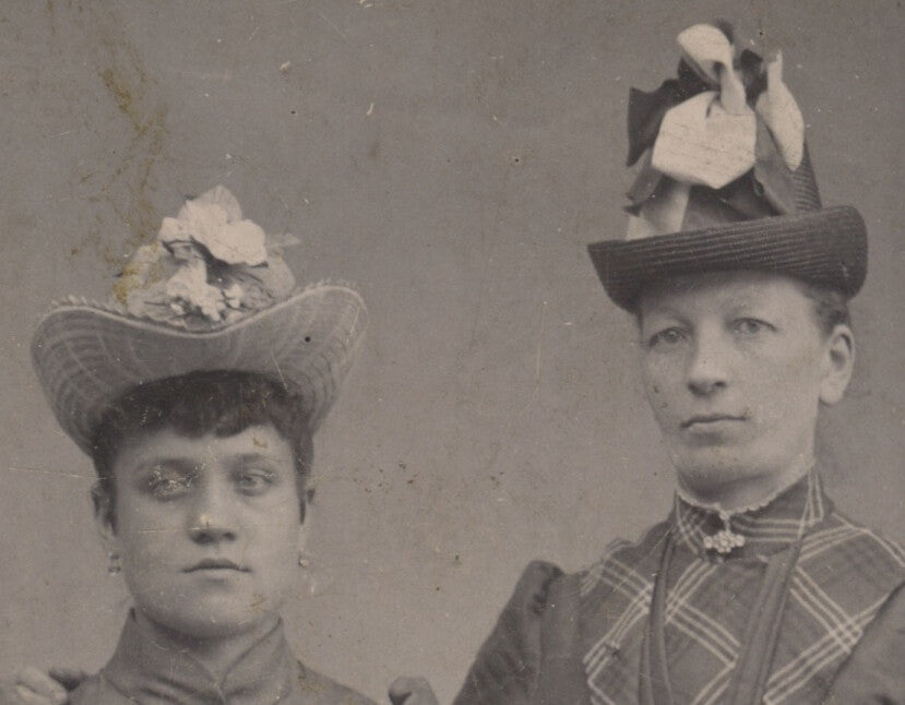RATTVIK, SWEDEN, MOTHER + DAUGHTER IDED ON BACK, PHOTO