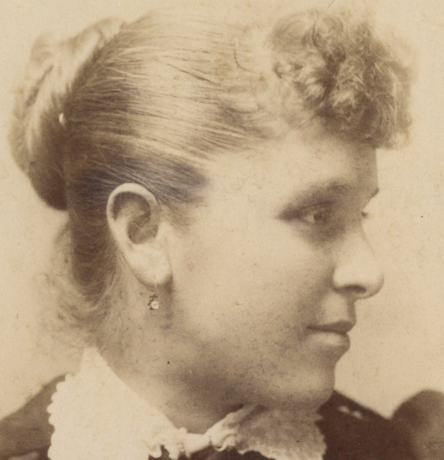 FROM FT. WAYNE, IND, PROFILE PHOTO OF LADY W/ PRETTY DRESS