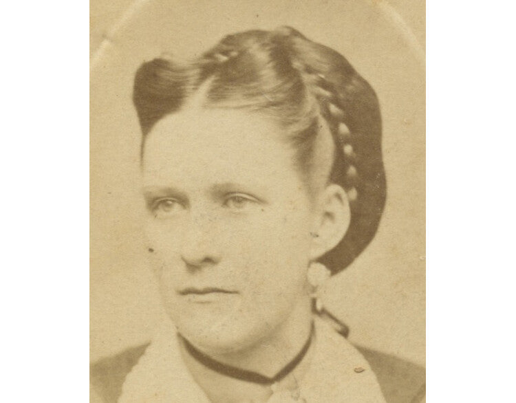 CDV STUDIO PORTRAIT PRETTY LADY FROM HILLSBORO BRIDGE, NH, BY MCCLARY