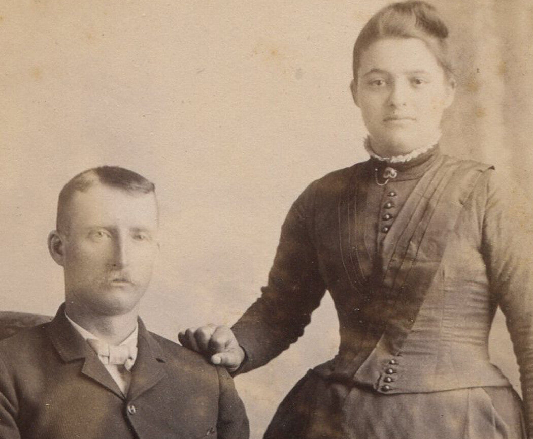 WOMAN WITH FIST ON HUSBANDS SHOULDER. CABINET CARD. CHICAGO, ILLINOIS.