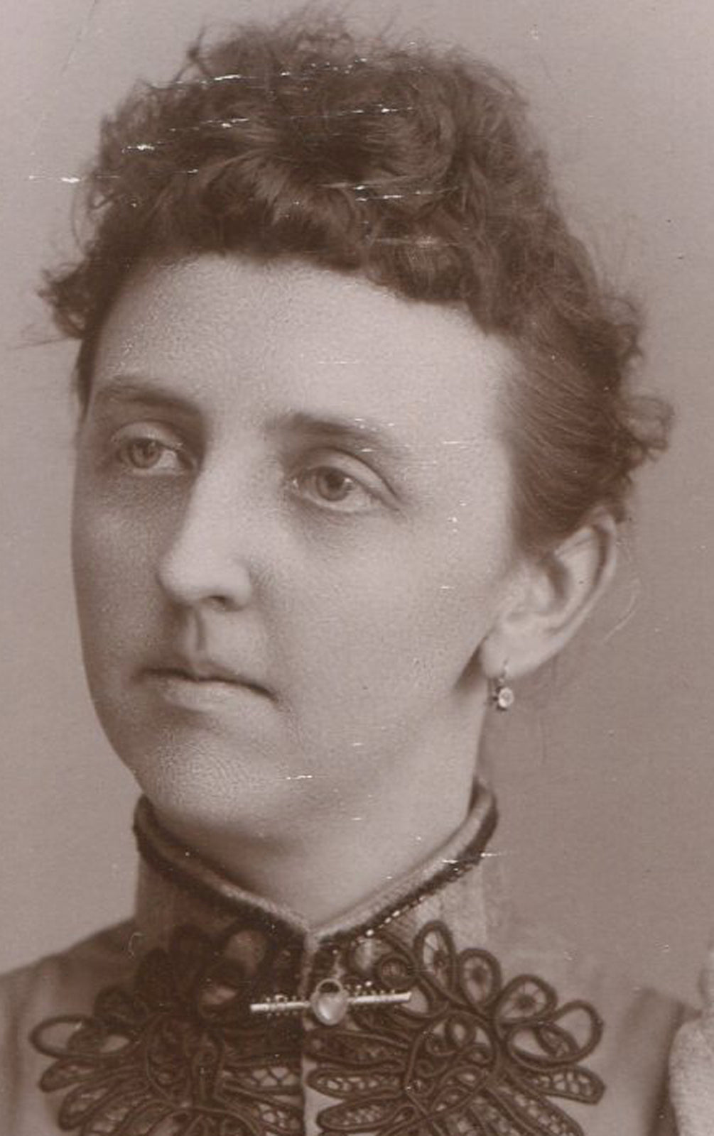 PLAIN LOOKING WOMAN WITH FRIZZY TOP HAIR. CABINET CARD. AKRON, OHIO.