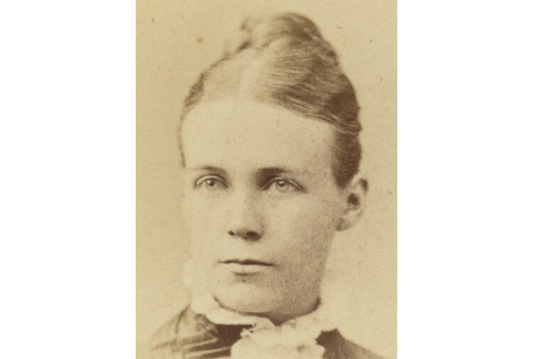 CDV STUDIO PORTRAIT PRETTY LADY FROM LEWISTON, ME
