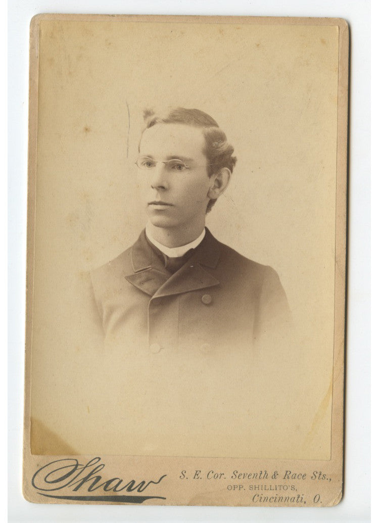 CAB CARD PHOTO OF MAN W/ GLASSES FROM CINCINNATI, OH, BY SHAW