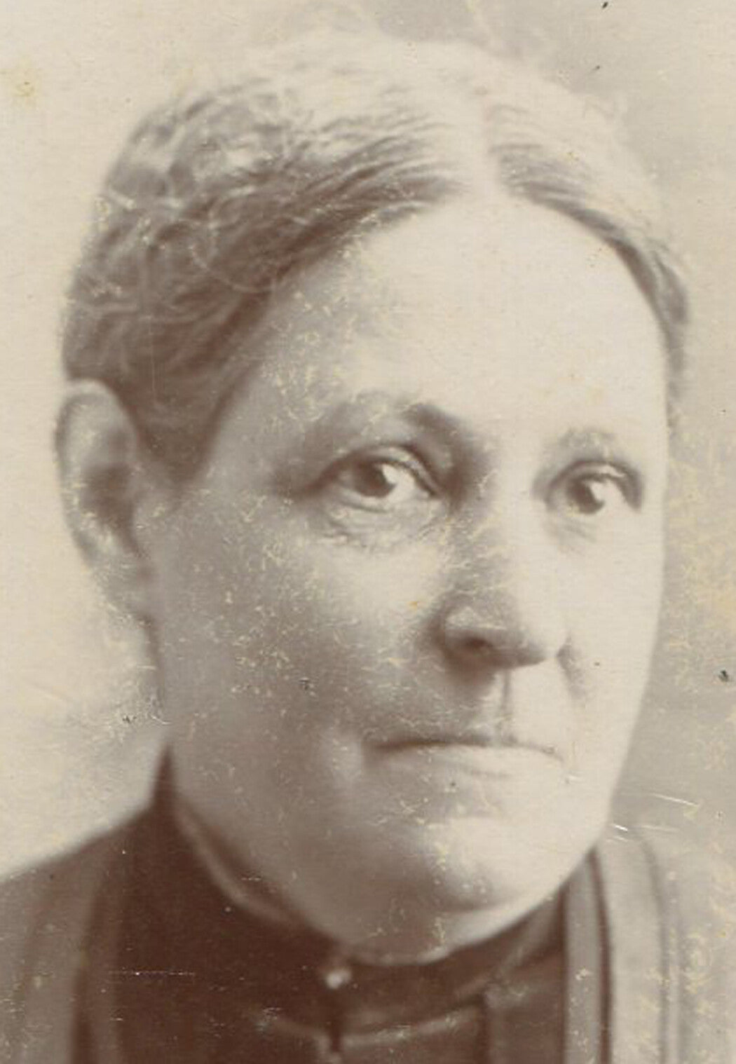 WOMAN, GUILTY EXPRESSION. CABINET CARD. LOWELL, MASS.