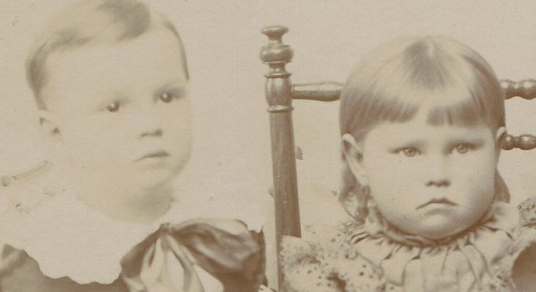 YOUNG SIBLINGS, ROUND POUTY FACES. CABINET CARD. DETROIT, MICH.