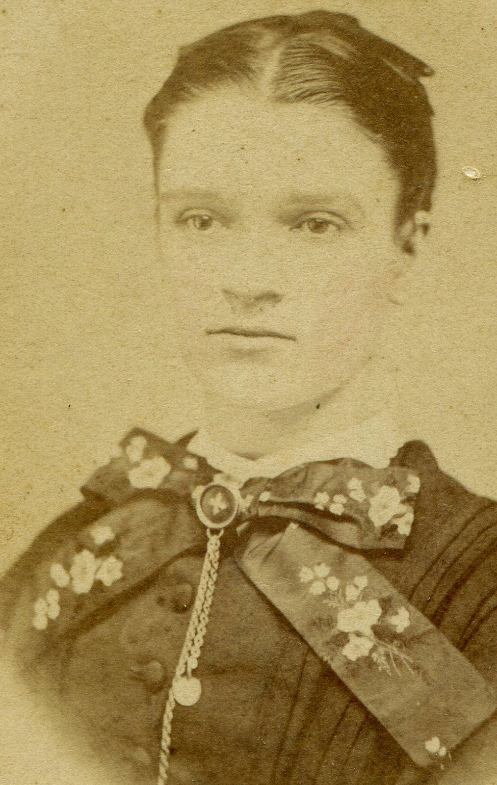 WOMAN W/ VERY FANCY BOW TIE ON DRESS. CDV. TRAVELING ARTIST MAKER MARK. RARE.