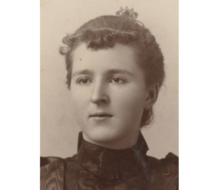 MEADVILLE, PA, LADY W/ PRETTY DRESS, PHOTO BY HALL, GRAPHIC BACK