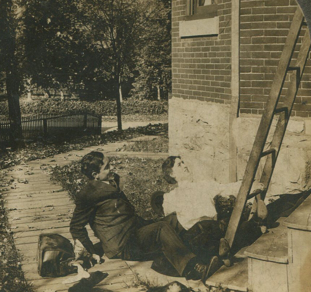 ELOPING COUPLE FALL FROM LADDER. COMEDY STEREOVIEW.