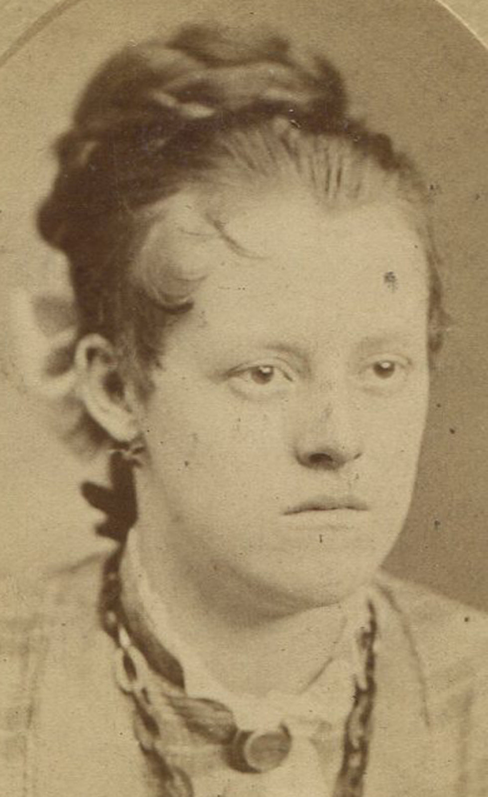 WOMAN WITH PLAIN FACE AND CARVED WOODEN CHAIN NECKLACE. CDV. LOUISVILLE.