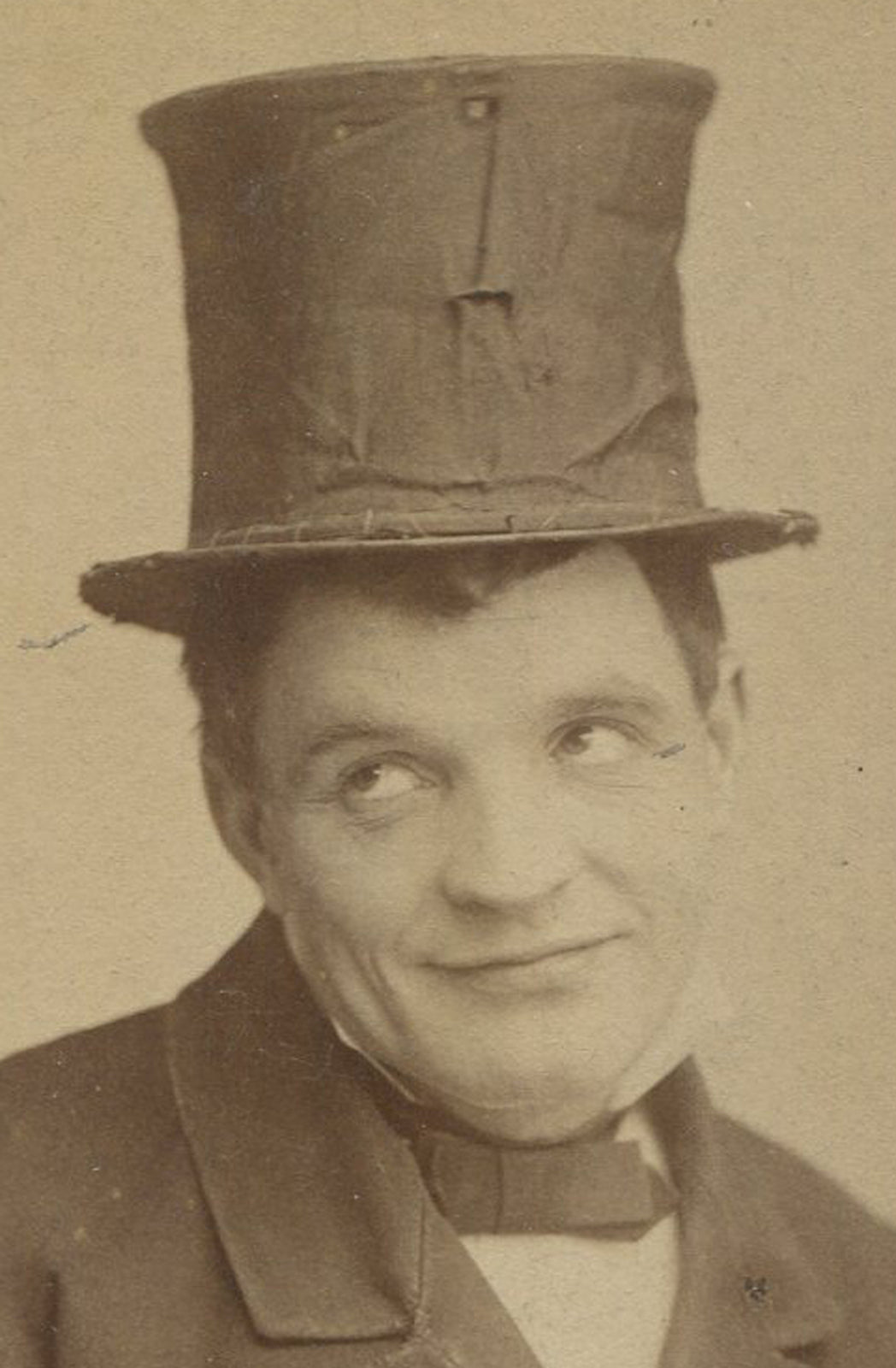 THEATRICAL, MAN IN TOP HAT MUGGING FOR PHOTO. CABINET CARD. LONDON.