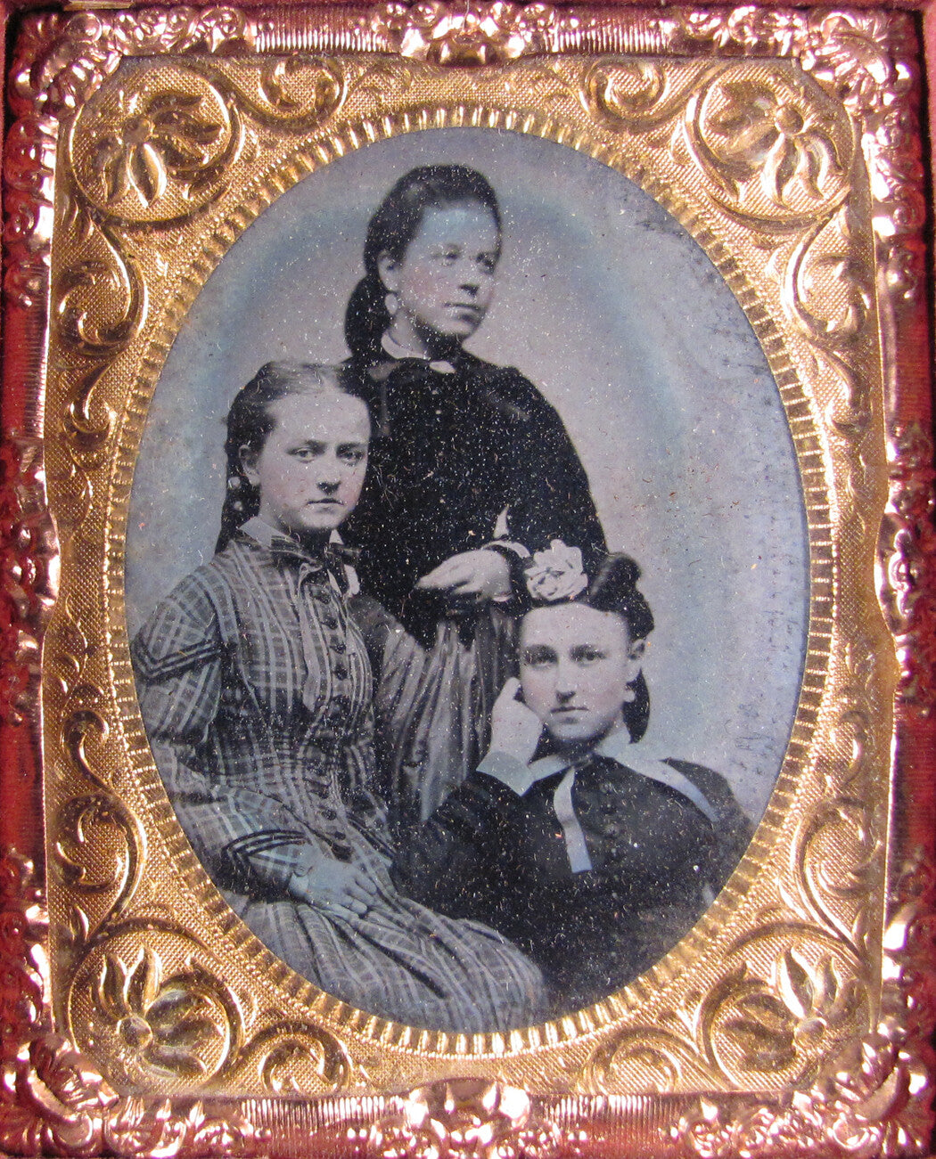 THREE BEAUTIFUL SISTERS. TINTED TINTYPE, 9TH PLATE FULL CASE.