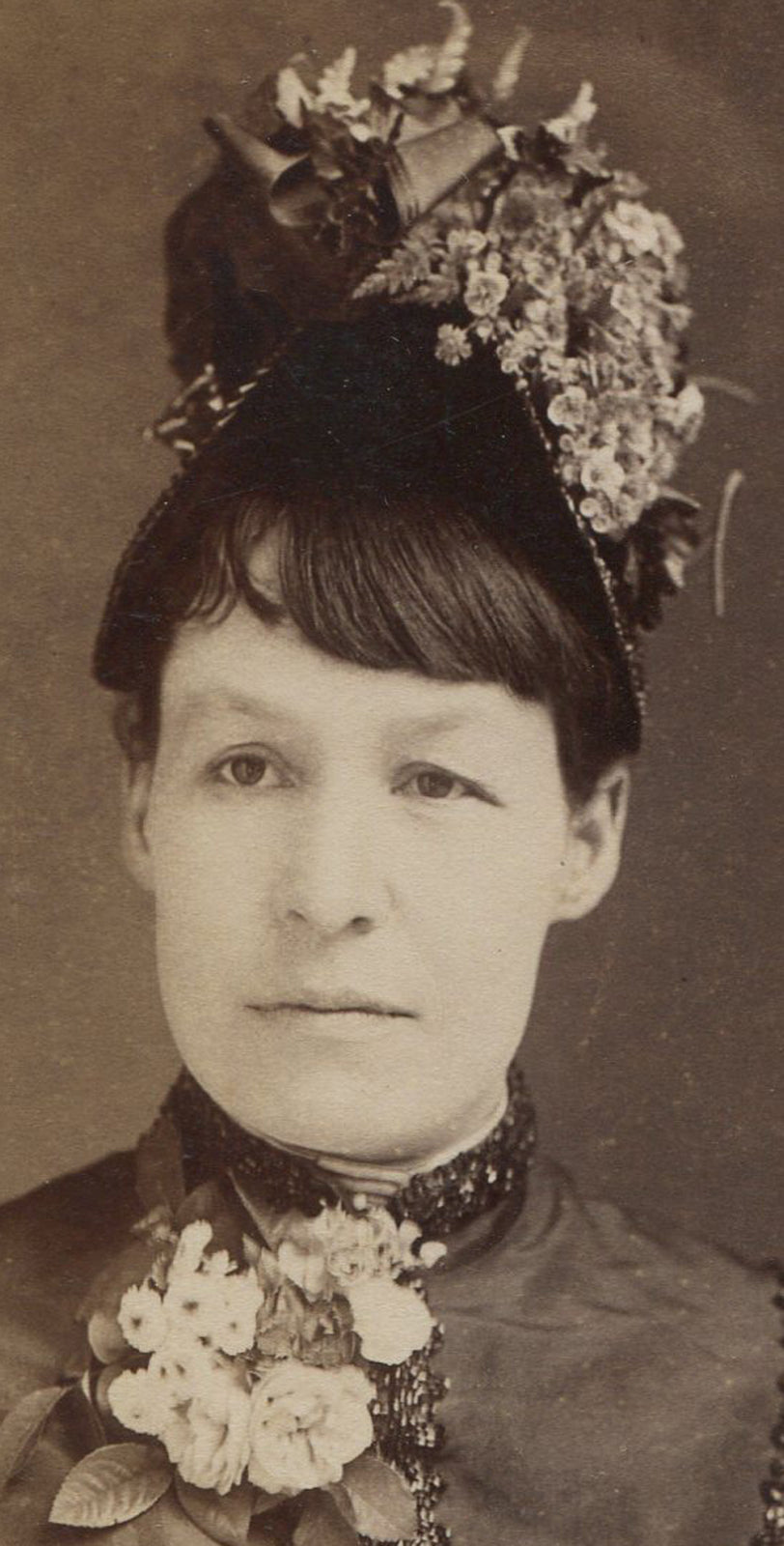 WOMAN, ONE HEAVY EYELID, FRIGHTENING HAT AND DRESS. CABINET CARD. MARINETTE, WIS