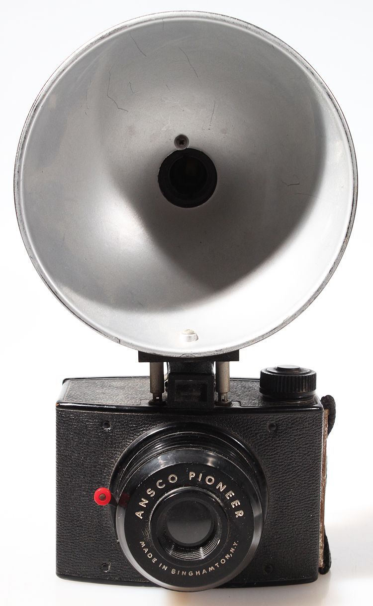 ART DECO CAMERA W/ ORIGINAL FLASH BAKELITE