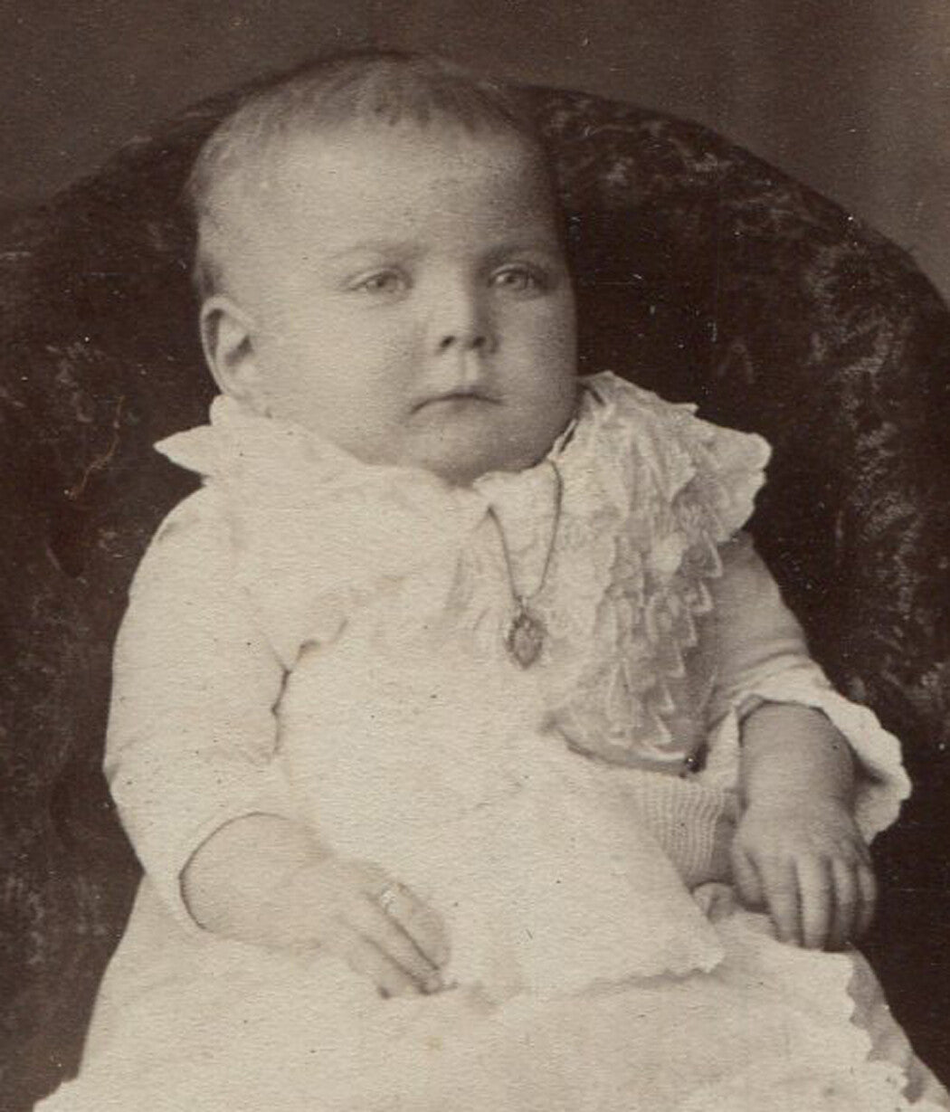 BABY WITH SQUARE HEAD, UNCOMFORTABLE POSE. CABINET CARD, ALLEGHENY CITY, PA.