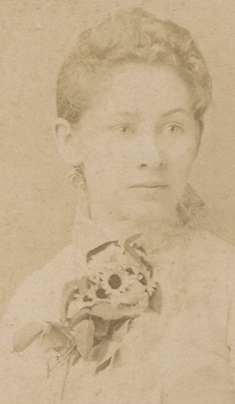 WOMAN WEARING LARGE DAISY CORSAGE. CABINET CARD. CHICAGO, ILL.