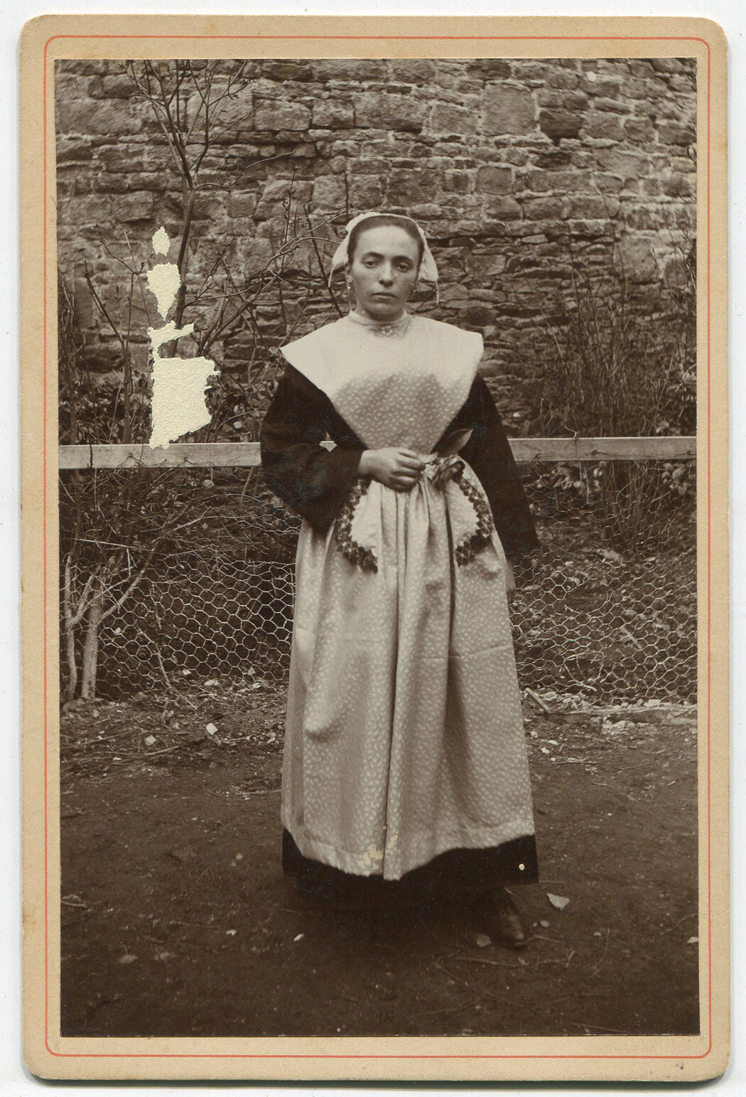 WOMAN IN PILGRIM COSTUME. CABINET CARD.