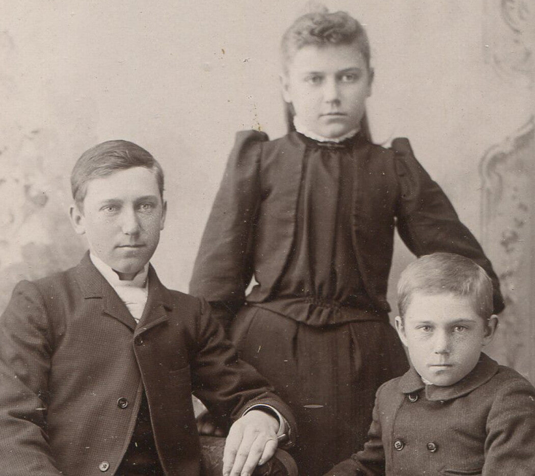 ANGRY BOY WITH YOUNG PARENTS. CABINET CARD. PLANO, ILLINOIS.