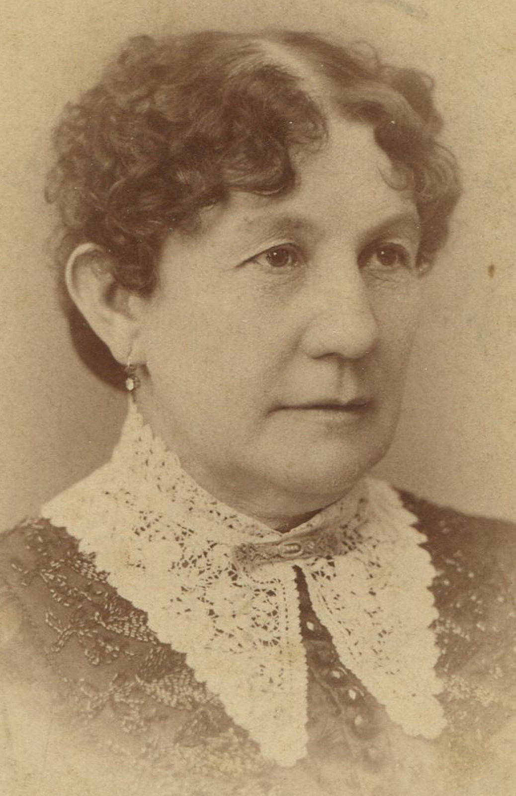 Vintage cabinet card photograph - older woman with short curly hair, pointy lace collar, Minneapolis portrait