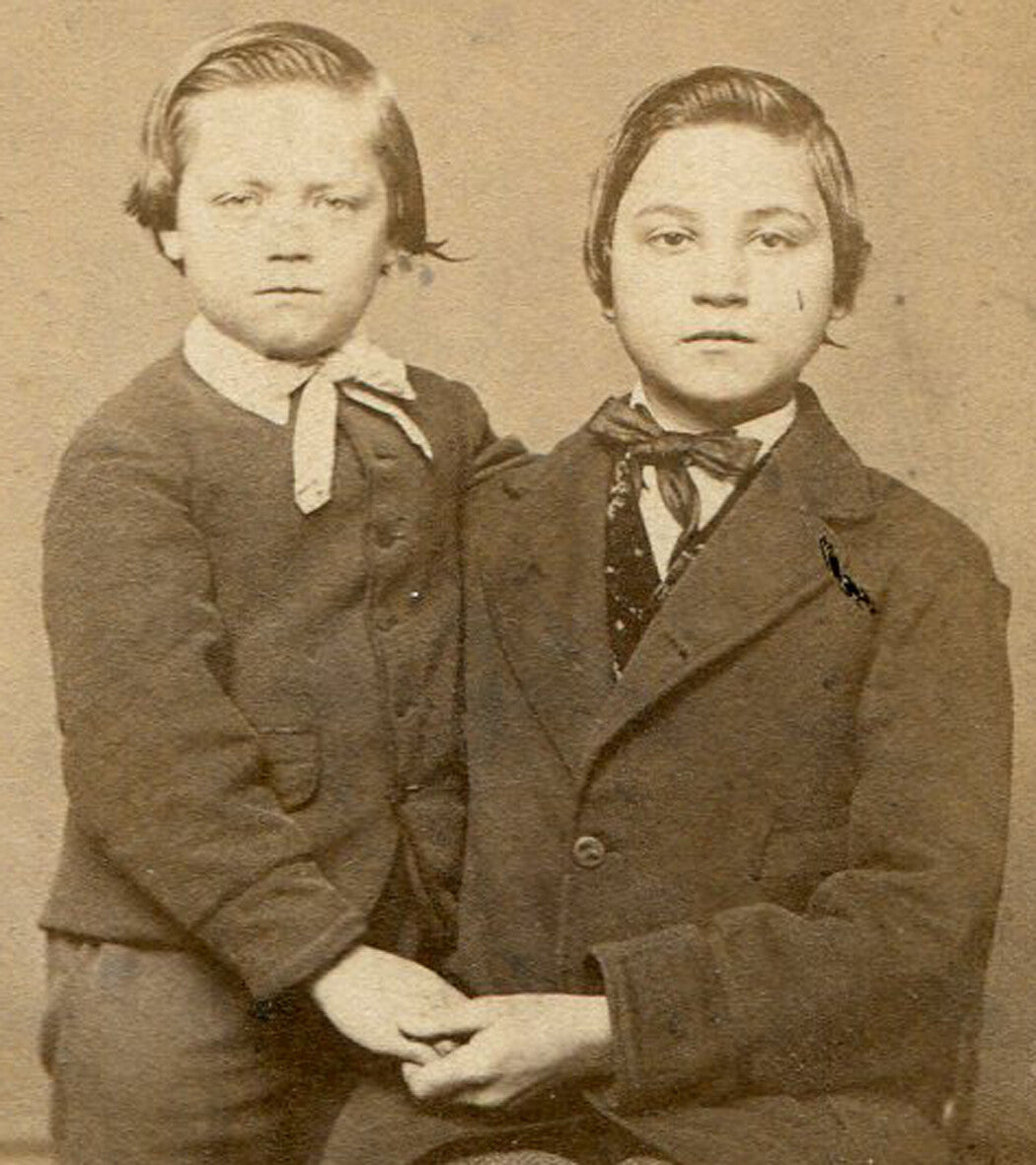 CIVIL WAR ERA CDV W/TAX STAMP. YOUNG BROTHERS, AFFECTIONATE POSE. AKRON, OHIO.