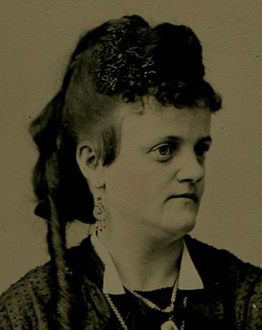 WOMAN WITH BIG EYES AND LONG RINGLET CURL. CRISP TINTED TINTYPE.