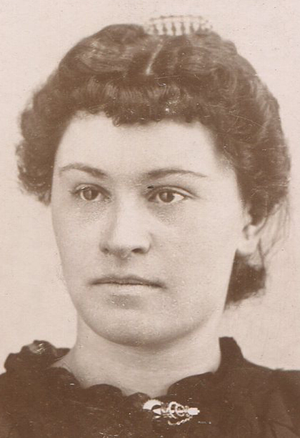 WOMAN THINKING ABOUT WHAT SHE SAW YESTERDAY. CABINET CARD.